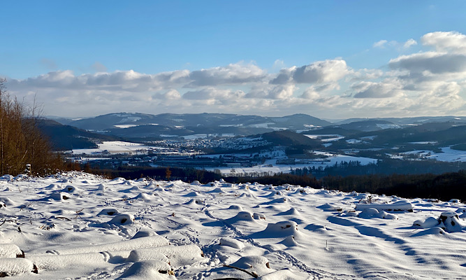 Schneelandschaft mit Ausblick aufs Tal