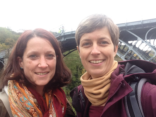 Selfie von 2 Frauen vor der Iron Bridge in England