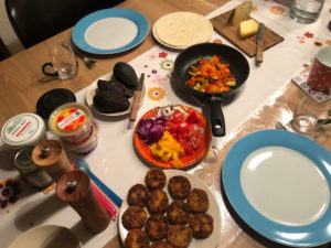 Gedeckter Tisch mit Dips, Gemüse, Falafel und Tortillas
