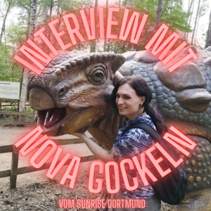 INterview mit Nova Gockeln: Eine Person umarmt einen künstlichen Dino
