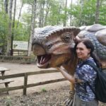 Interview mit Nova Gockeln: Das bIld zeigt Nova und eine Dino-Statue